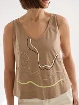 Camisa celeste de manga larga con cuello clásico, cierre frontal con botones y dos bolsillos de parche en el pecho.