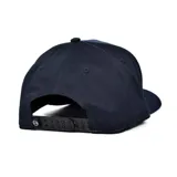 Gorro de visera curva azul con paneles laterales negros y parche bordado con el logo de Captain Fin y la bandera de Estados Unidos en el frente.