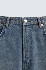 Pantalón de jean azul de corte amplio, con efecto encerado y lavado.
