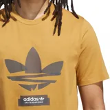 Remera color ocre con logo Adidas Skateboarding Trefoil estampado en gris en el pecho.