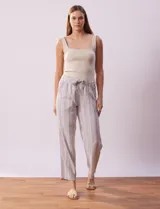 Pantalón de lino marca Dash con pretina elastizada, lazo de ajuste, bolsillos delanteros y traseros.