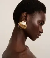 Aros medianos dorados con forma de caracola y cierre de tornillo.