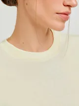 Remera color marrón claro, de corte recto, con cuello redondo y mangas cortas.