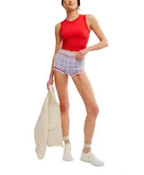 Musculosa blanca de punto acanalado con corte crop, escote redondo y sisas anchas.