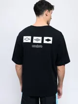 Remera color arena de corte holgado, con cuello redondo y logo de Umbro estampado en el pecho.