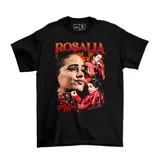 Remera negra de algodón con estampado de la cantante Rosalía en tonos rojos y amarillos.