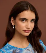 Caravana asimétrica plateada con aro, colgante de estrella con strass y piercing con spikes y strass. Cierre por tornillo.