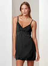 Chemise negra de seda fría, con apliques de encaje en el ruedo y escote, y breteles ajustables.