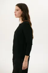 Sweater azul de tejido de punto con cuello redondo y mangas largas.