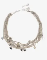 Gargantilla de múltiples cadenas plateadas con dijes de estrellas.