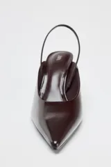 Zapato destalonado color marrón oscuro con tacón de cuña y tira trasera elástica.