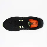 Championes negros acordonados, con detalles en amarillo flúor y suela blanca.