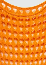 Vestido largo de crochet color naranja, con diseño calado y cuello redondo.