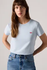 Remera celeste de algodón con cuello redondo y logo de Levi's en el pecho.