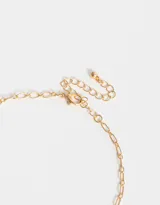 Collar corto dorado con cadena de eslabones y dije de perla con strass, corazón y rosa.