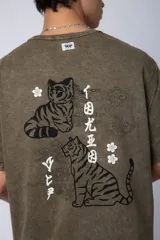 Remera color verde oliva con cuello redondo y mangas cortas, con un pequeño estampado en el pecho.