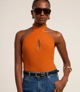 Blusa naranja de punto canelado con escote halter y abertura en el busto.