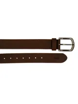 Cinturón de cuero marrón con hebilla metálica rectangular color peltre. Presenta siete agujeros para ajustar el talle.
