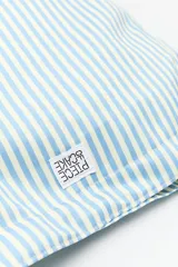 Bolso de hombro con estampado de rayas verticales celestes y blancas.