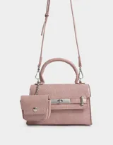 Cartera city color rosa con efecto croco, correa regulable y desmontable, manijas superiores con pouch, solapa con broche con botón para cerrado y hebilla frontal decorativa.