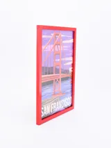 Cuadro con ilustración del puente Golden Gate de San Francisco, con cielo violeta y marco rojo.