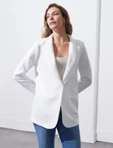 Blazer entallado color beige, marca Robert Louis. Cuello con solapa y abertura central con botón. Delantera con bolsillos.