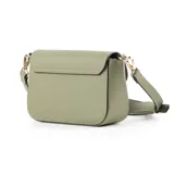 Bandolera verde de símil cuero rígido, con formato rectangular y acceso con solapa. Tiene correa regulable, herrajes dorados, un compartimento y un bolsillo interno abierto. El interior es de tela de algodón y poliéster.