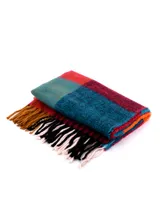 Bufanda tejida a cuadros grandes en tonos rojo, azul, naranja y marrón, con flecos en los extremos.