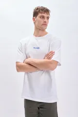 Remera blanca de corte amplio con estampa azul en la espalda que incluye un globo terráqueo, texto y el logo de la marca Zen Mode.