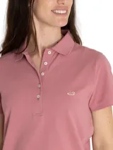 Remera tipo polo color beige de piqué con cuello camisero, manga corta y logo de pato bordado.
