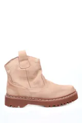 Botín color beige de cuero con suela marrón de goma.