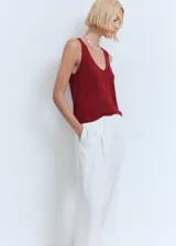 Top sin mangas color ladrillo, de tejido de punto fino con tirantes anchos y cuello de pico.