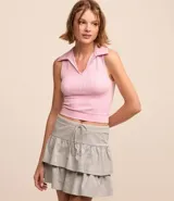 Minifalda gris con cintura elástica ajustable con cordón y dos volados.