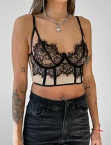 Corset color beige con encaje floral negro, breteles finos y corte por debajo del busto.