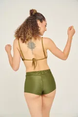 Short de tiro alto, totalmente forrado, con elástico en la cintura, color verde lima.