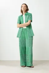 Pantalón verde de corte ancho, con cintura elástica y diseño patchwork con detalles de broderie.