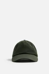 Gorra verde militar de algodón con efecto lavado y visera curva.
