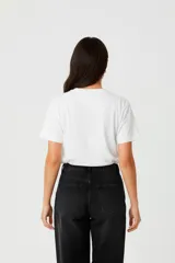 Remera negra de algodón con estampado de un corazón con palmeras, estrellas y flores.