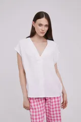 Blusa blanca con escote en V y mangas cortas.