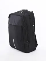 Mochila negra con cierre superior con doble cremallera, bolsillo frontal con cierre y tira reflectante vertical. Incluye asa superior, correas acolchadas ajustables y puerto USB lateral.
