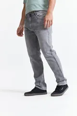 Pantalón de jean azul oscuro, corte recto, tiro medio, con bolsillos delanteros y traseros, y presillas para cinturón.