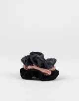 Set de tres scrunchies de tela plisada en colores negro, gris y rosa.