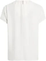 Blusa blanca de poliéster reciclado con cuello redondo, mangas cortas y cierre con cremallera en la espalda. Presenta una abertura en la parte delantera con barra metálica.