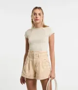Blusa blanca de poliamida con cuello redondo y mangas cortas.