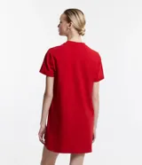 Vestido corto gris con cuello redondo, mangas cortas con doblez y bolsillo frontal.