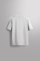 Remera deportiva color rosa claro, de tejido técnico ligero y elástico con estructura. Cuello redondo, manga corta, costuras planas y logo estampado.