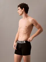 Pack de tres bóxers Calvin Klein modelo Intense Power, confeccionados en tejido de microfibra color negro, beige y rojo. Cintura elástica con logo de la marca.