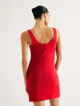 Vestido sin mangas color amarillo pálido, de corte ajustado y largo mini.