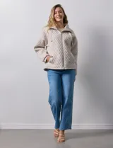 Campera beige capitoneada marca Weatherproof, con cierre central, bolsillos delanteros y forro interno.