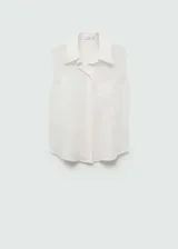 Camisa blanca sin mangas con cuello clásico, cierre frontal con botones y bolsillo de parche en el pecho.